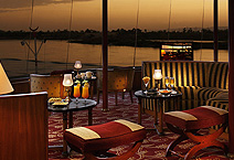 Теплоход-отель класса Люкс ROYALE, вечером на верхней палубе по реке Нил